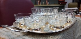 Copas. Magnífico conjunto de jarrón y 6 copas en vidrio tallado.