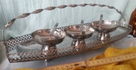 Copas de postre en bandeja. En metal.
