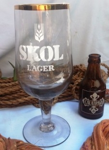 Copón de cervezas Skol. De colección. Enorme. Alquiler atrezzo bares.