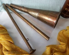 Cornetín antiguo en cobre. Instrumento música. Objeto de decoración.