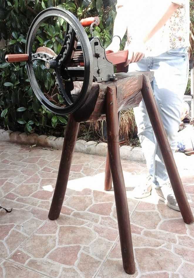 máquina cortadora de verduras. Restaurada. Preciosa