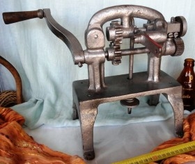 Vieja máquina zapatera. Para trabajar cuero forma estriada. Funcionando. Restaurada.