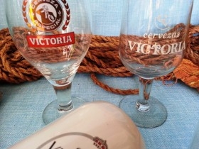 Colección de cuatro piezas (jarra, copas, vaso) cervezas "victoria"