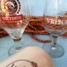 Colección de cuatro piezas (jarra, copas, vaso) cervezas "victoria"