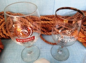 Colección de cuatro piezas (jarra, copas, vaso) cervezas "victoria"