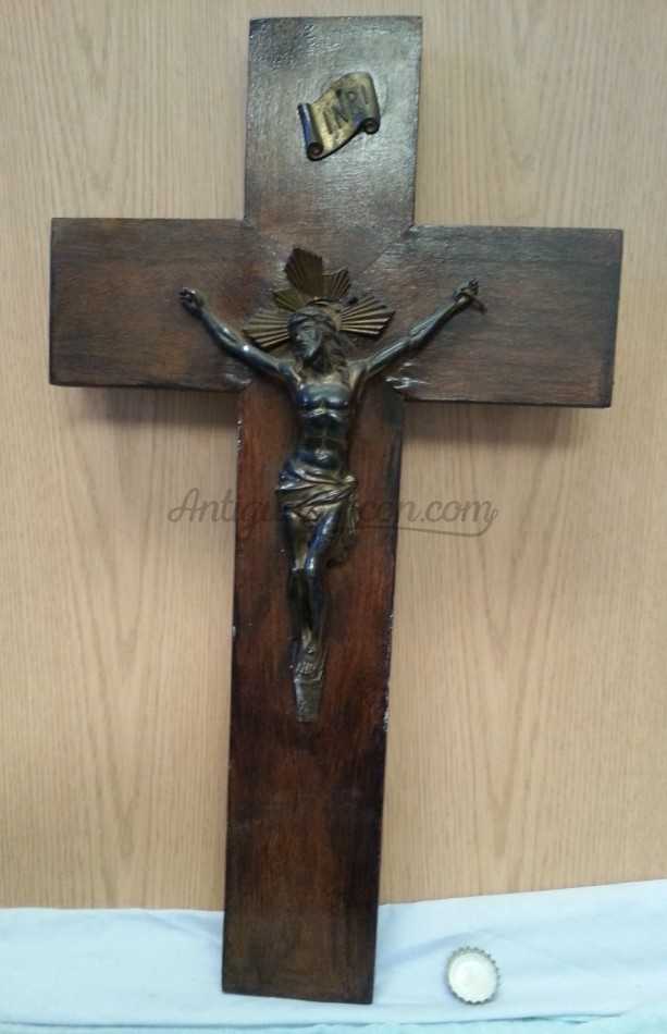 Crucifijo en madera y metal. Años 80 Crucifijo en madera y metal. Años 80