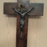 Crucifijo en madera y metal. Años 80