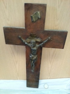 Crucifijo en madera y metal. Años 80