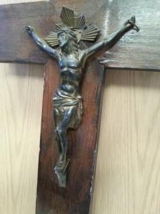 Crucifijo en madera y metal. Años 80