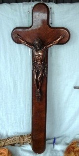 Crucifijo viejo con cristo en madera y metal. Viejo. Enorme tamaño