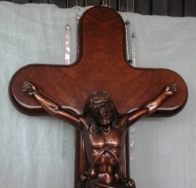 Crucifijo viejo con cristo en madera y metal. Viejo. Enorme tamaño