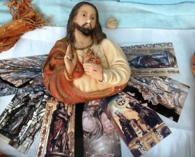 Cristo. Escayola vieja policromada. Atrezzo religioso de cine.