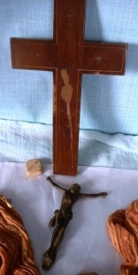 Crucifijo con cristo antiguo. Sobre peana de pesado latón.