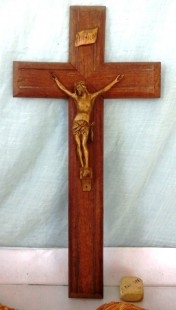 Antiguo crucifijo. En madera y metal. Old crucifix. Wood and metal