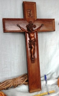 Crucifijo antiguo. En madera y bronce. Old crucifix. Wood and bronze