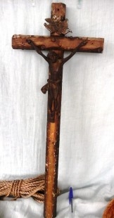 Antiguo crucifijo. En madera y bronce. Old crucifix. Wood and bronze
