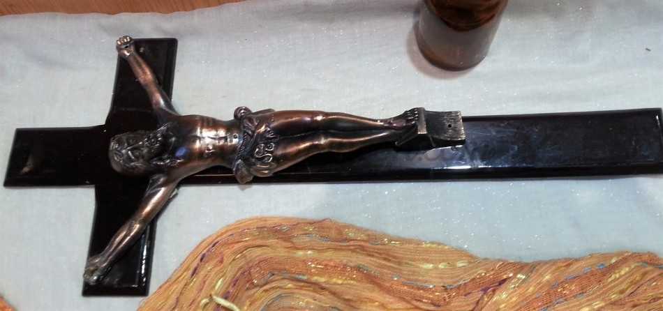 Crucifijo viejo en madera y metal. Crucifijo viejo en madera y metal.