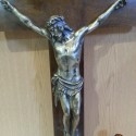 Crucifijo de los años 70. En pesado metal y madera. Emblemático. 70 cm de altura.