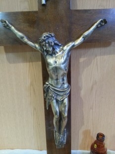 Crucifijo de los años 70. En pesado metal y madera. Emblemático. 70 cm de altura.