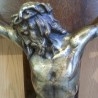 Crucifijo de los años 70. En pesado metal y madera. Emblemático. 70 cm de altura.