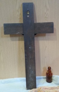 Crucifijo de los años 70. En pesado metal y madera. Emblemático. 70 cm de altura.