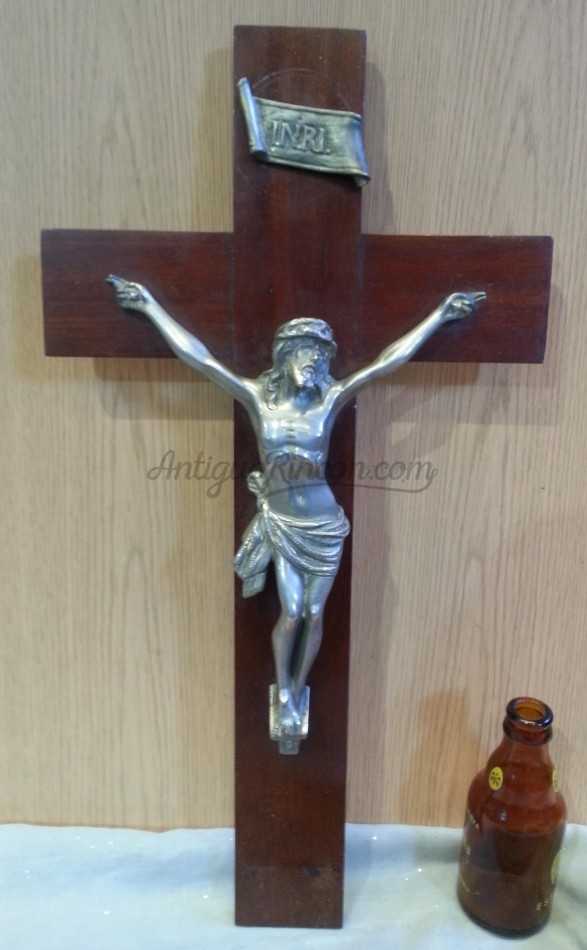 Crucifijo en metal y madera. Preciosa pieza. Años 70 Crucifijo en metal y madera. Preciosa pieza. Años 70