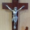 Crucifijo en metal y madera. Preciosa pieza. Años 70