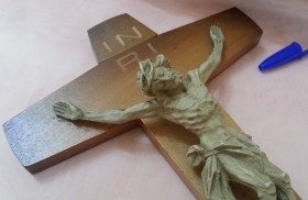 Crucifijo viejo. Cruz en madera y Cristo en resina.