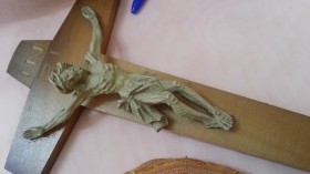 Crucifijo viejo. Cruz en madera y Cristo en resina.