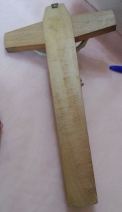 Crucifijo viejo. Cruz en madera y Cristo en resina.