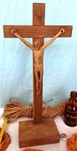 Antigua talla de calvario, crucifijo tallado artesanal. En madera.