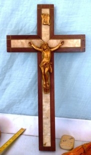 Antiguo crucifijo. En madera y metal. Old crucifix. Wood and metal