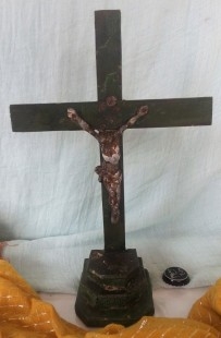 Crucifijo muy antiguo. En madera. Con su peana original. Old crucifix.