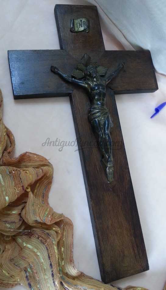 Crucifijo en madera y Cristo en metal. VIntage.Años 80