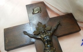 Crucifijo en madera y Cristo en metal. VIntage.Años 80