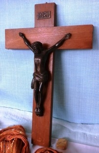 Gran crucifijo con cristo en madera y bronce. Viejo