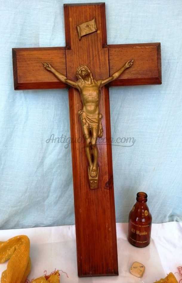 Crucifijo viejo. En madera y metal. Old crucifix. Wood and metal