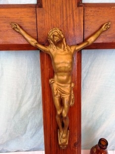 Crucifijo viejo. En madera y metal. Old crucifix. Wood and metal