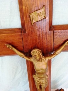 Crucifijo viejo. En madera y metal. Old crucifix. Wood and metal