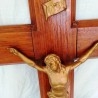 Crucifijo viejo. En madera y metal. Old crucifix. Wood and metal