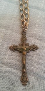 Crucifijo colgante en metal. Con su cadena