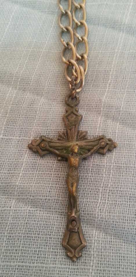 Crucifijo colgante en metal. Con su cadena