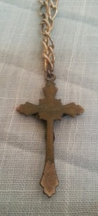 Crucifijo colgante en metal. Con su cadena