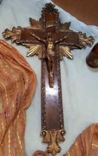 Crucifijo antiguo. En madera y bronce. Años 70. Emblemático.