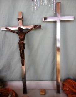 Vieja pareja de crucifijos en acero inoxidable y bronce