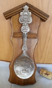 Cucharón de colección con soporte de madera. Año 92