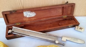 Cuchillo quirúrgico antiguo. Navaja de Finochietto. Especial para realizar injertos de piel. Caja original.