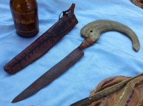 Puñal, cuchillo ceremonial africano. Colmillo de jabalí. Muy especial. Utilería rústica.