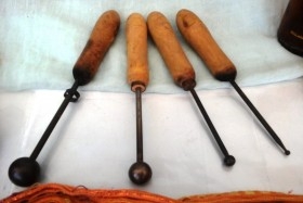 Herramientas de maestro curtidor. 4 unidades diferentes