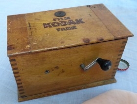 Caja de revelado antigua. Marca Kodak.